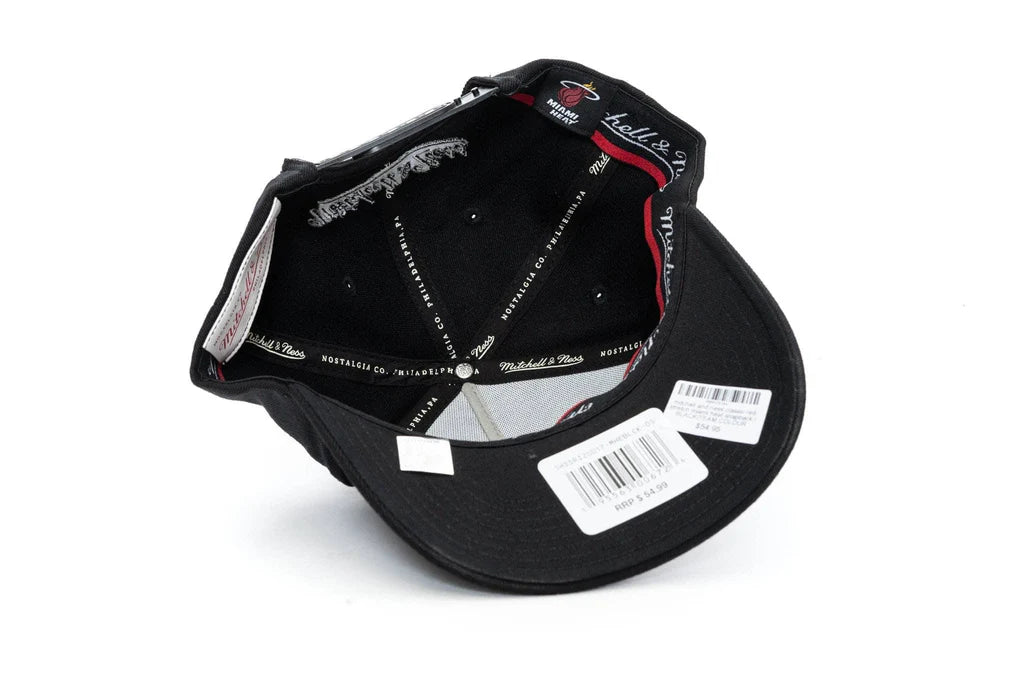 .MITCHELL & NESS CLASSIC RED STRETCH MIAMI HEAT SNAPBACK - BLACK/TEAM COLOUR - ( MHEBLCK ) - MNMH1