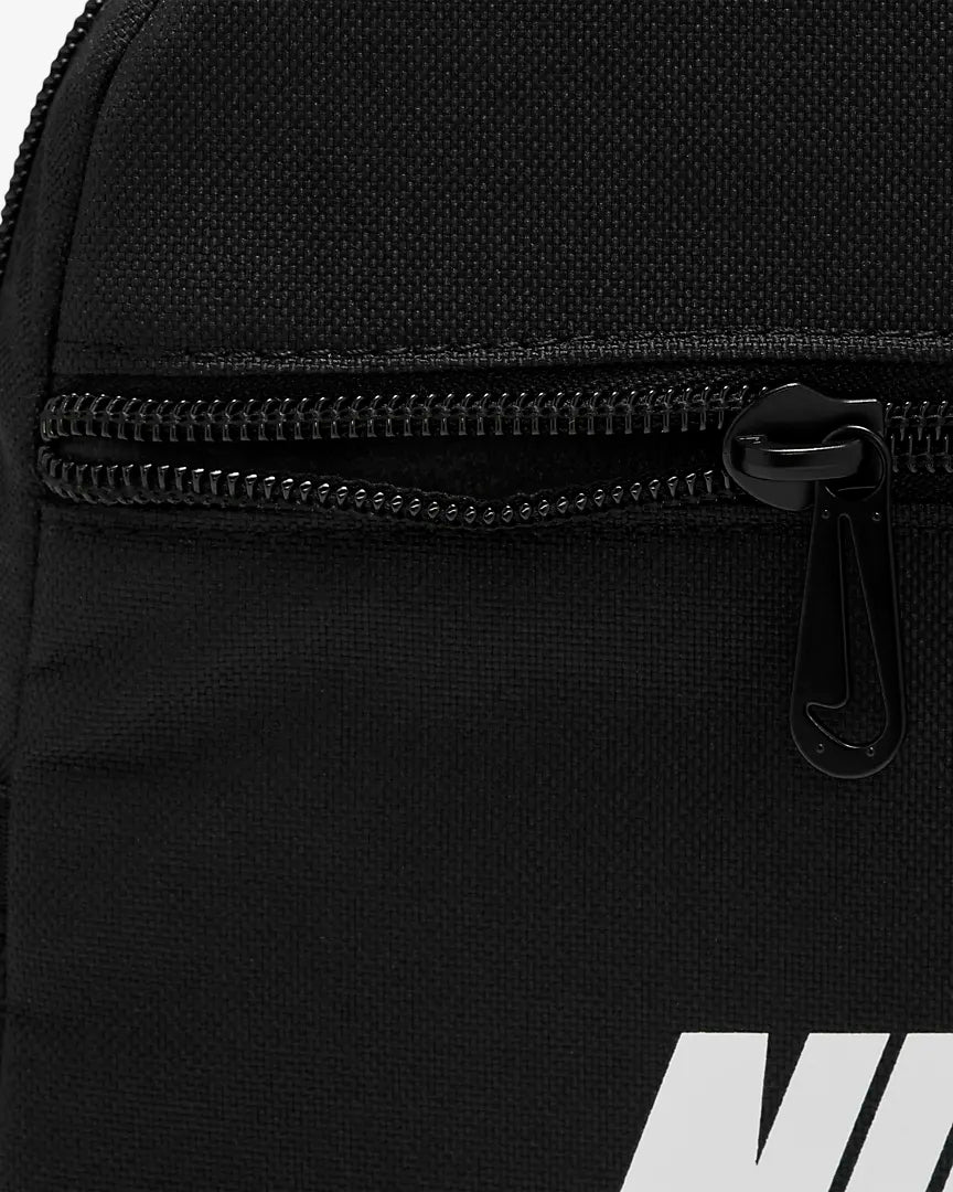 .Nike Sportswear Futura 365 Mini Backpack (6 Litres) - (CW9301 010) - R2L11
