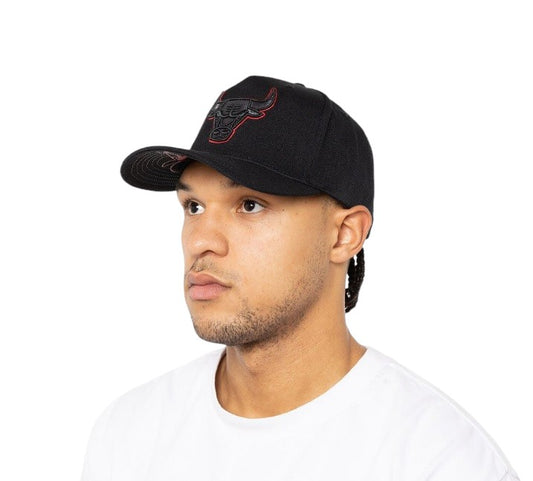 MITCHELL & NESS BULLS OUTLINE CLASSIC RED CAP BLACK/RED - ( MNCG22352S23 ) - MNB7 - F