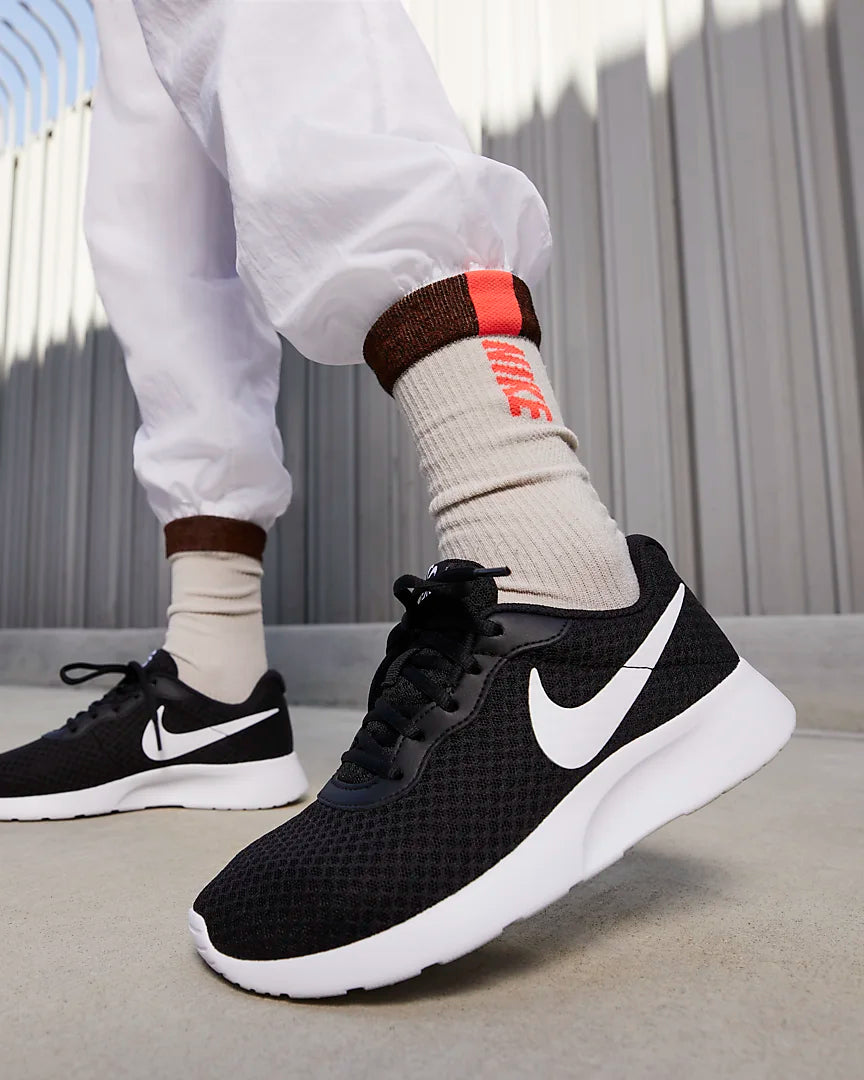 Black tanjun top nike trainers