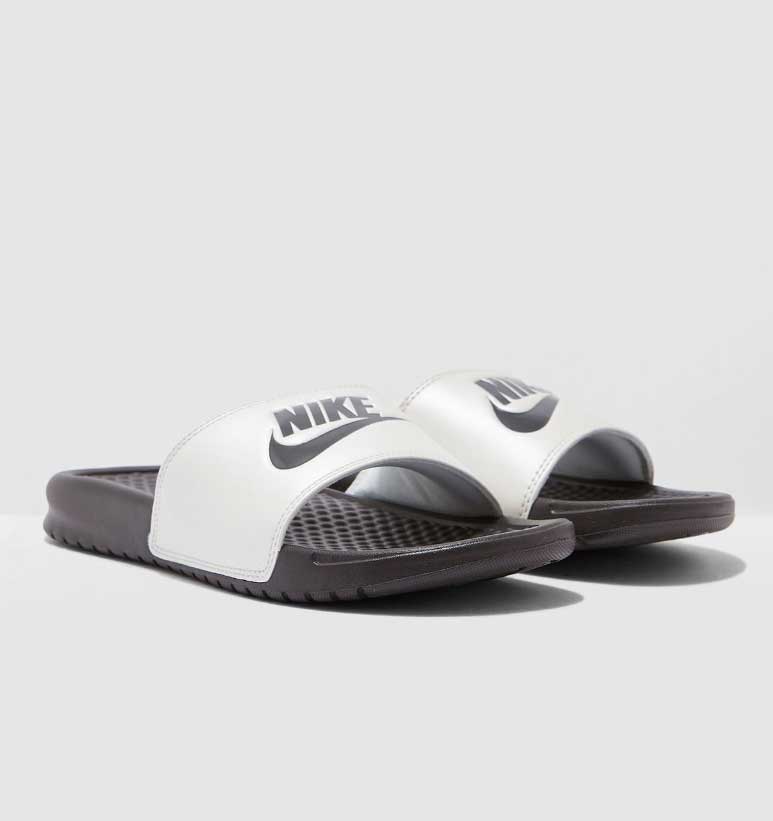 Nike benassi outlet white black